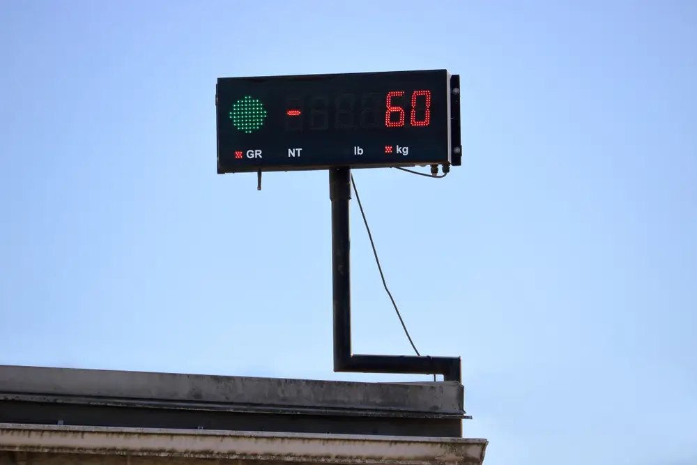 Large digital display of an industrial weighing scale